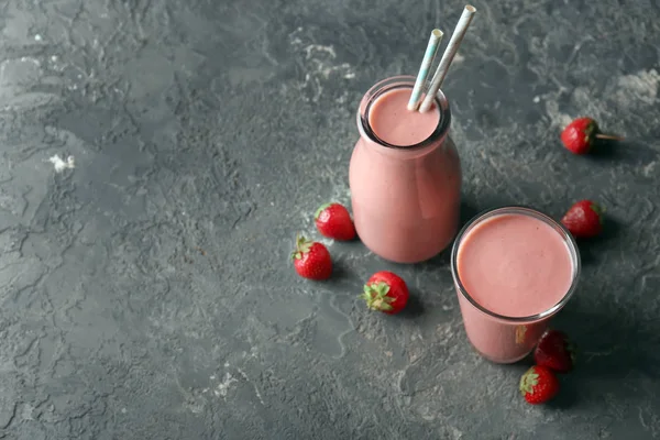 灰色桌上的草莓冰壶玻璃和瓶子 — 图库照片