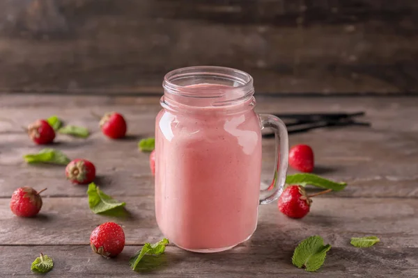 Pot Mason Avec Smoothie Aux Fraises Sur Table Bois — Photo