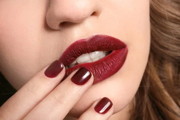 Mulher Jovem Moda Com Bela Manicura Close — Fotografia de Stock