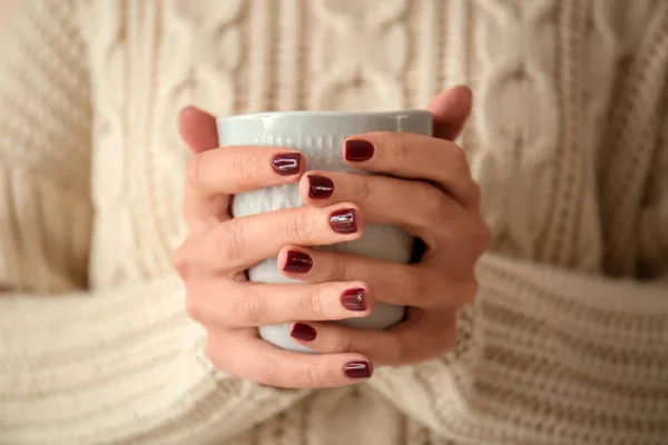 Jonge Vrouw Met Mooie Manicure Kopje Koffie Close Houden — Stockfoto