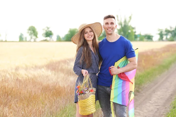 Glückliches Junges Paar Mit Drachen Auf Einem Feld — Stockfoto