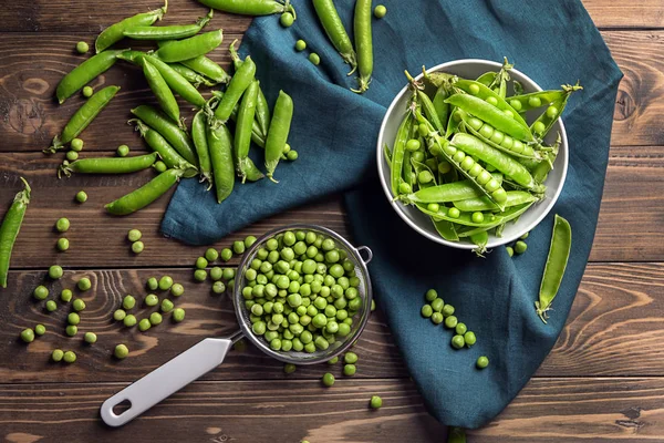 Composición Con Guisantes Verdes Mesa Madera — Foto de Stock