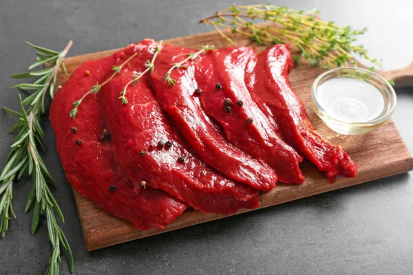 Φρέσκο Ωμό Κρέας Μπαχαρικά Βότανα Και Λάδι Ξύλινη Σανίδα — Φωτογραφία Αρχείου