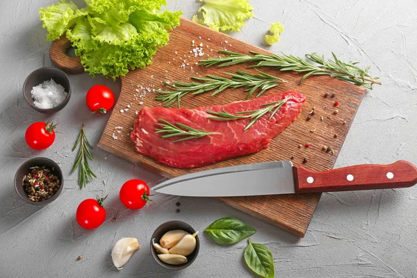 Carne Fresca Cruda Con Especias Romero Sobre Fondo Gris — Foto de Stock