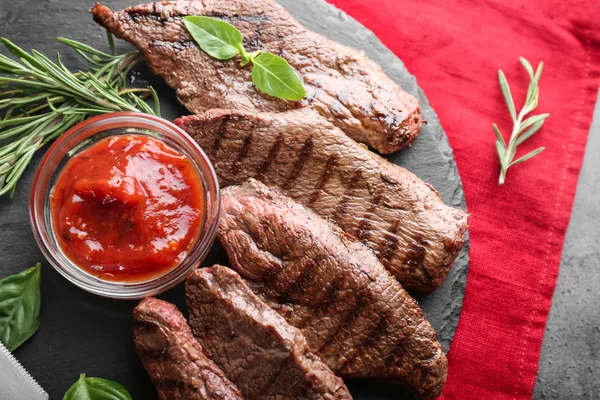 Viande Grillée Savoureuse Aux Herbes Sauce Sur Plaque Ardoise — Photo