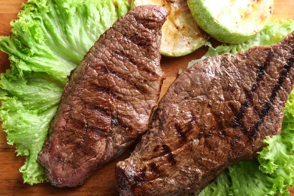 Leckeres Grillfleisch Auf Holzbrett — Stockfoto