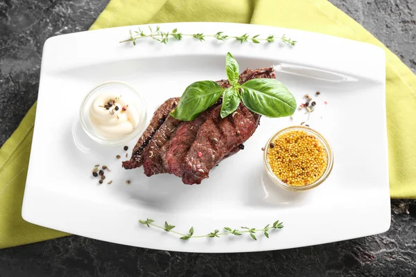 Carne Grigliata Saporita Con Basilico Salse Spezie Sul Piatto — Foto Stock