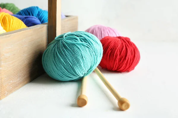 Wooden Basket Balls Knitting Yarn Needles Light Background — Stock Photo, Image