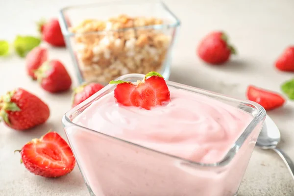 Kom Met Smakelijke Aardbei Yoghurt Lichttafel — Stockfoto