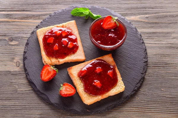 Composition Avec Confiture Fraises Savoureuse Sur Table Bois — Photo