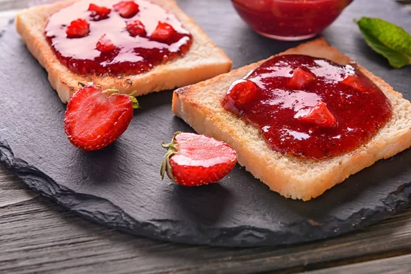 Toasts Confiture Fraises Savoureuse Sur Plaque Ardoise — Photo