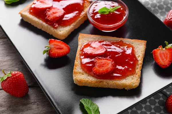 Toasts Avec Confiture Fraises Savoureuse Sur Table Bois — Photo