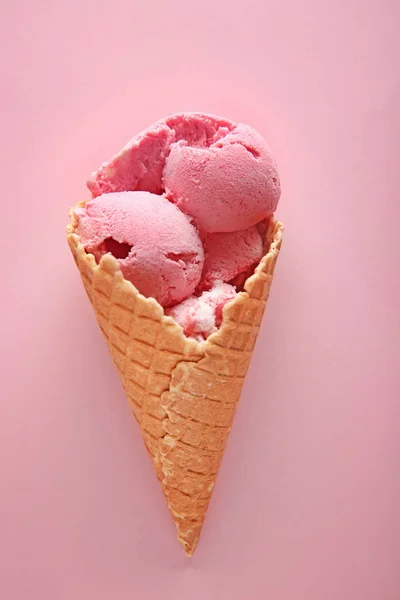 Wafel Kegel Met Heerlijke Aardbeien Ijs Kleur Achtergrond — Stockfoto