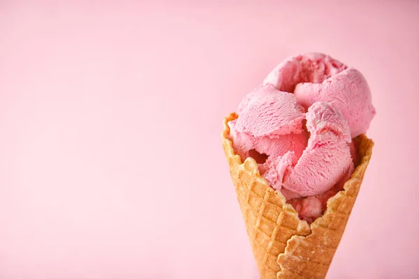 Wafel Kegel Met Heerlijke Aardbeien Ijs Kleur Achtergrond — Stockfoto