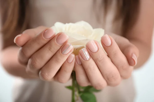 Jonge Vrouw Met Mooie Manicure Holding Roos Close — Stockfoto