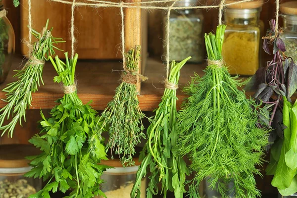 Frische Kräuter Hängen Schnur Gegen Holzregal — Stockfoto