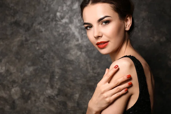 Jonge Vrouw Met Mooie Manicure Donkere Achtergrond — Stockfoto