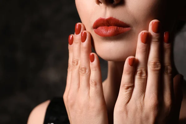 Mujer Joven Con Hermosa Manicura Sobre Fondo Oscuro Primer Plano — Foto de Stock