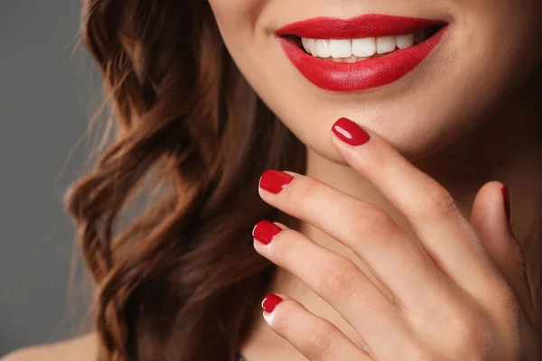 Mujer Joven Con Hermosa Manicura Sobre Fondo Gris Primer Plano — Foto de Stock