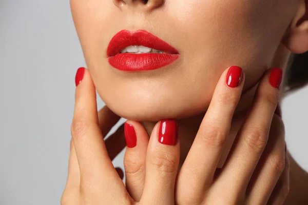 Mujer Joven Con Hermosa Manicura Sobre Fondo Gris Primer Plano —  Fotos de Stock