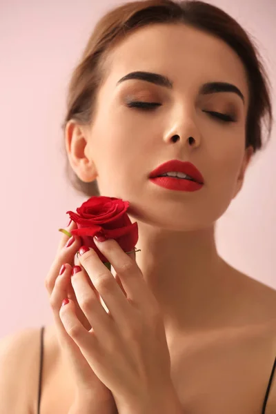 Mujer Joven Con Hermosa Manicura Flor Sobre Fondo Color —  Fotos de Stock