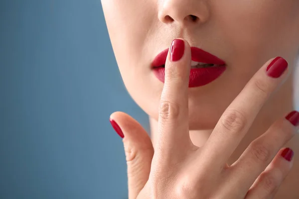 Mujer Joven Con Hermosa Manicura Sobre Fondo Color Primer Plano —  Fotos de Stock