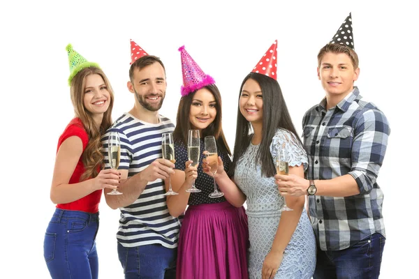 白い背景の上のシャンパンのグラスと誕生日パーティー キャップの若者たち — ストック写真