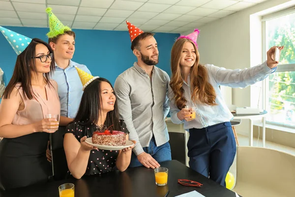 Junge Frau Macht Selfie Mit Kollegen Bei Geburtstagsparty Büro — Stockfoto