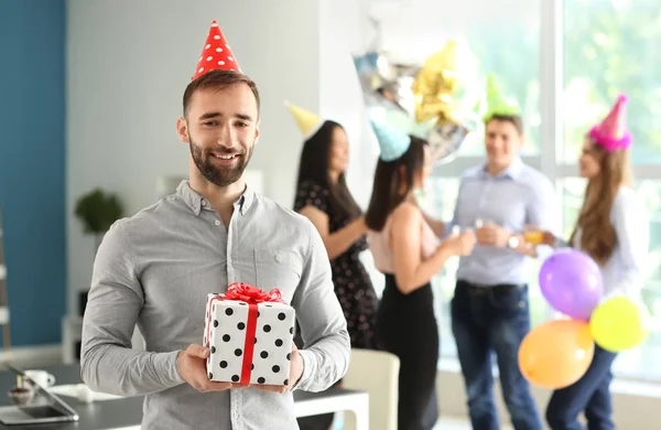 年轻人与礼物箱子在生日聚会在办公室里 — 图库照片