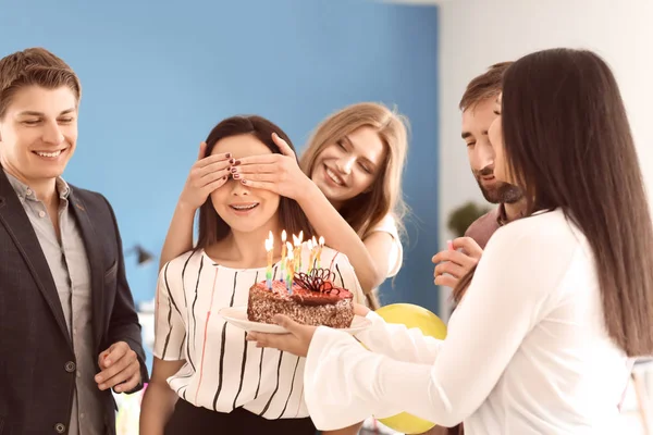 Szczęśliwy Koledzy Prezentacji Ciasto Młodej Kobiety Jej Urodziny Biurze — Zdjęcie stockowe