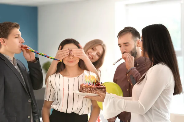 Colegas Felizes Apresentando Bolo Para Jovem Seu Aniversário Escritório — Fotografia de Stock