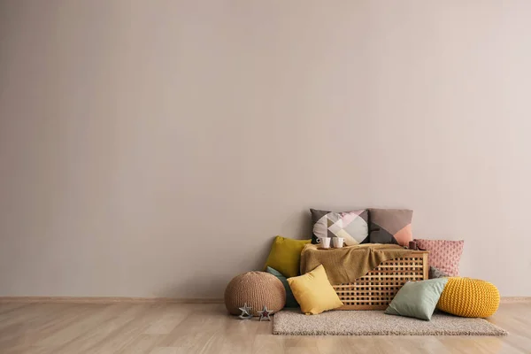 Pecho Madera Con Almohadas Cerca Pared Luz — Foto de Stock