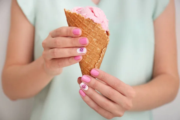 Femme Avec Des Ongles Couleur Élégante Tenant Savoureuse Crème Glacée — Photo