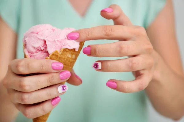 Mujer Con Uñas Colores Elegantes Sosteniendo Sabroso Helado Primer Plano — Foto de Stock