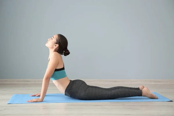 Mujer Joven Practicando Yoga Interiores —  Fotos de Stock