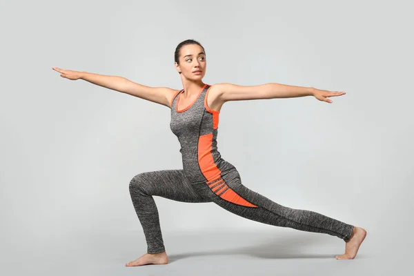 Mujer Joven Practicando Yoga Sobre Fondo Gris — Foto de Stock