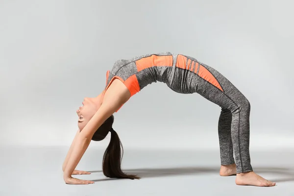 Jonge Vrouw Die Het Beoefenen Van Yoga Grijze Achtergrond — Stockfoto