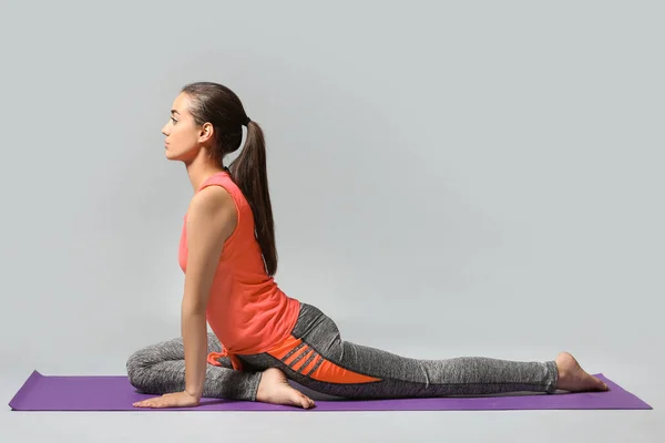 Mujer Joven Practicando Yoga Sobre Fondo Gris — Foto de Stock