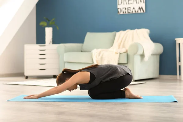 Jonge Vrouw Die Thuis Yoga Oefent — Stockfoto