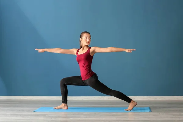 Mujer Joven Practicando Yoga Interiores — Foto de Stock