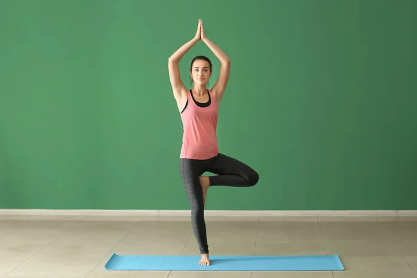 Evde Yoga Yapan Genç Bir Kadın — Stok fotoğraf