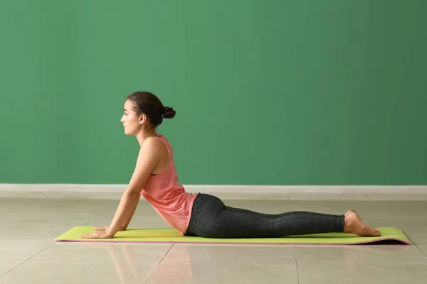 Jonge Vrouw Die Yoga Binnen Oefent — Stockfoto