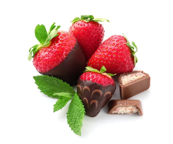 Köstliche Erdbeeren Mit Schokolade Auf Weißem Hintergrund Bedeckt — Stockfoto