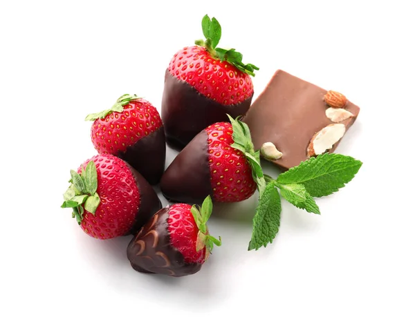 Köstliche Erdbeeren Mit Schokolade Auf Weißem Hintergrund Bedeckt — Stockfoto
