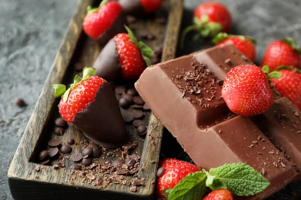 Fresh Ripe Strawberries Chocolate Grey Background — Stock Photo, Image