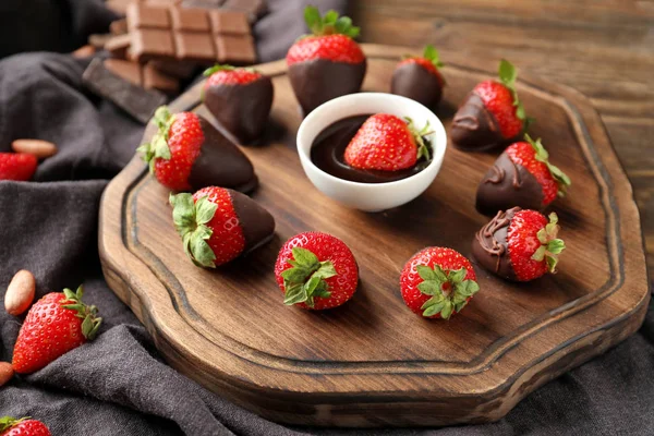 Leckere Erdbeeren Mit Schokolade Auf Holzbrett Überzogen — Stockfoto