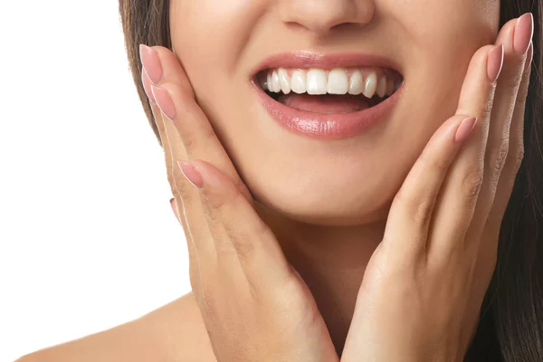 白い背景に健康な歯を持つ美しい若い女性 — ストック写真