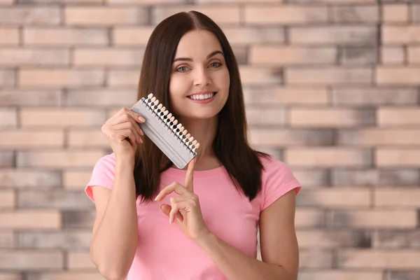 Belle Jeune Femme Avec Des Échantillons Couleur Dents Sur Fond — Photo