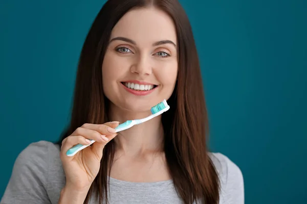 Junge Frau Beim Zähneputzen Auf Farbigem Hintergrund — Stockfoto