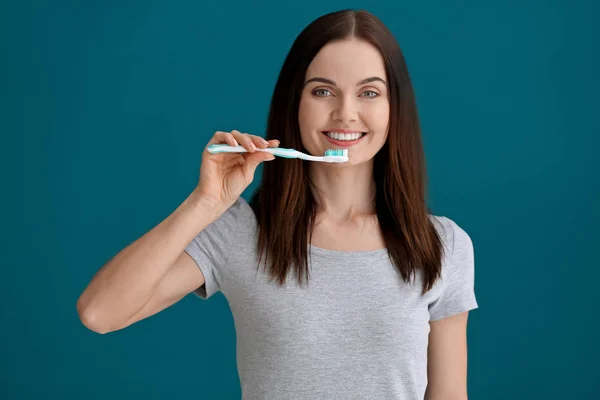 Young Woman Brushing Her Teeth Color Background — Stock Photo, Image